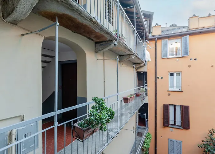 Guesthost - Sant Ambrogio Lovely Flat